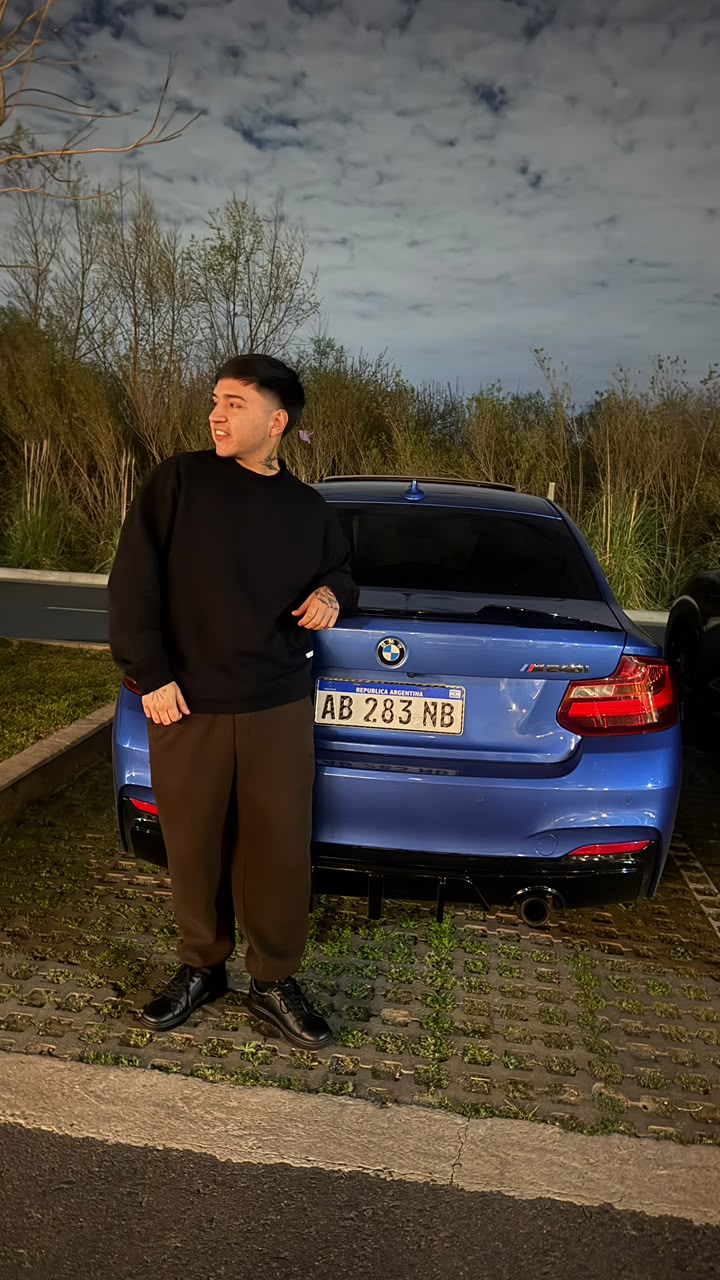 Tomi junto al BMW M240 que logró comprar con su negocio