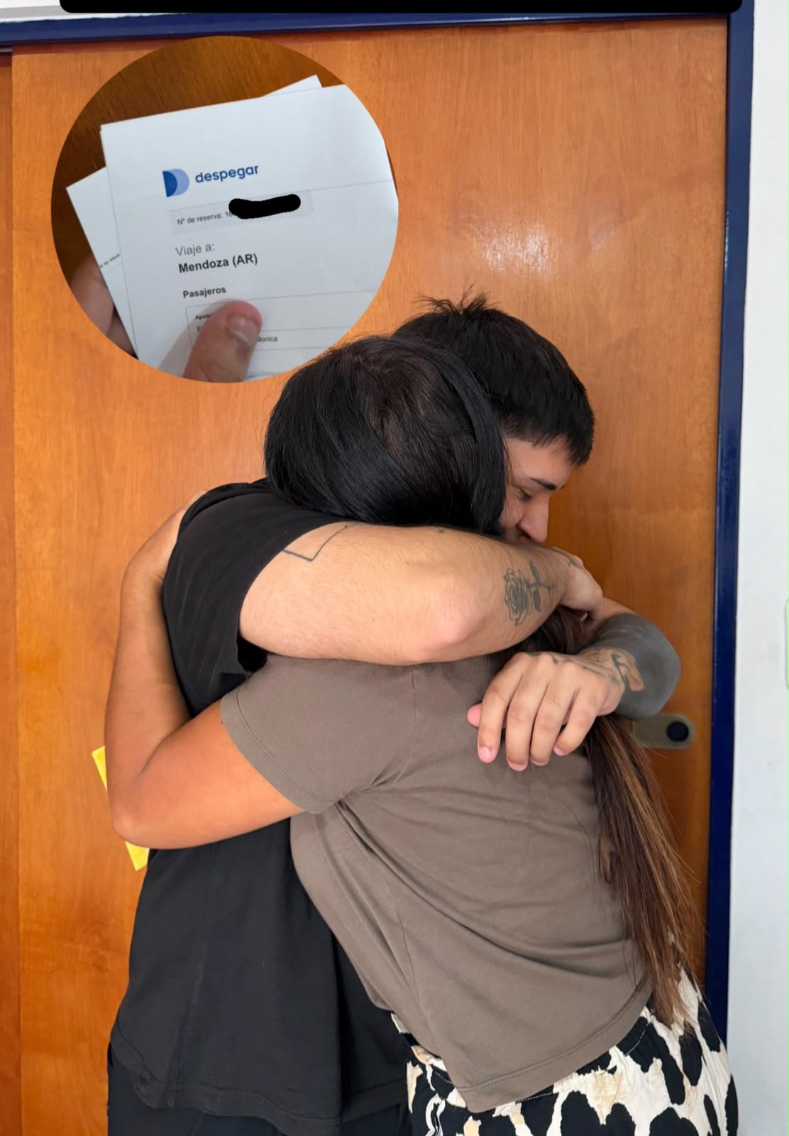 Tomi abrazando a su mamá; la imagen incluye los pasajes del viaje que le regaló